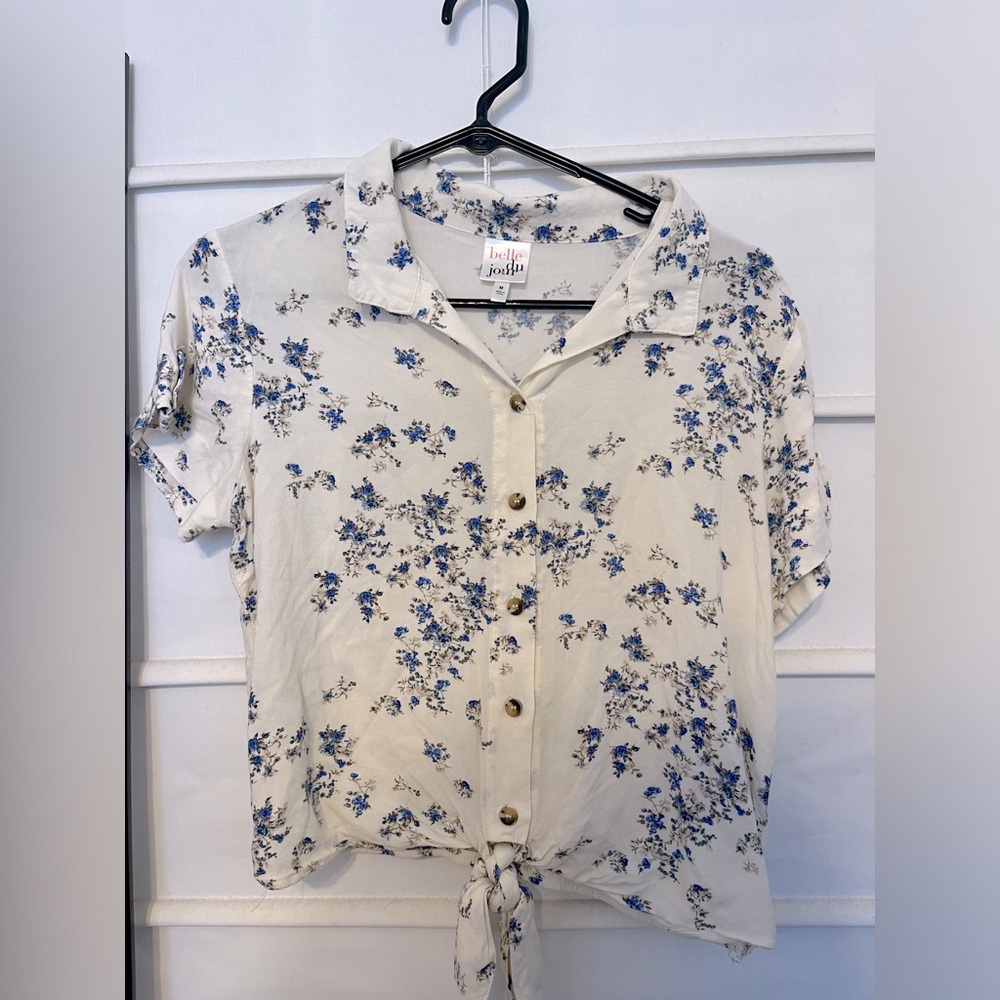 Collared floral blouse with tie in front. Belle du jour.
